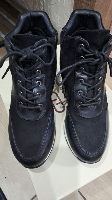 Продам женскую обувь сникерсы