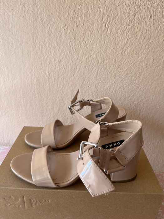 DKNY маркови сандали