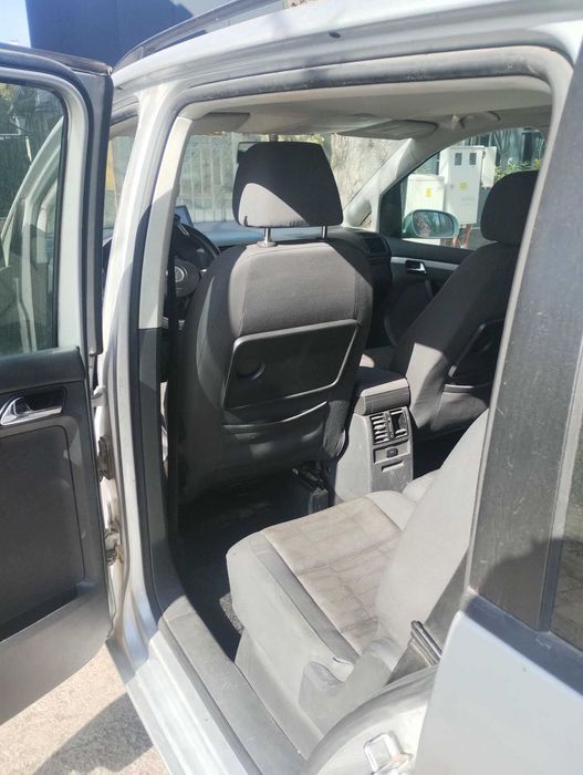 Кола Volkswagen Touran