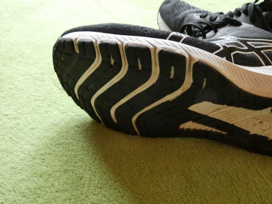 продавам дамски маратонки asics gel 1000 flyfoam,номер 38 в черно и бяло