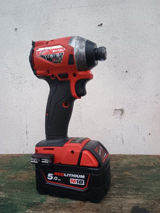 Filetanta cu impact pt biti milwaukee fid2 cu baterie de 5 amperi