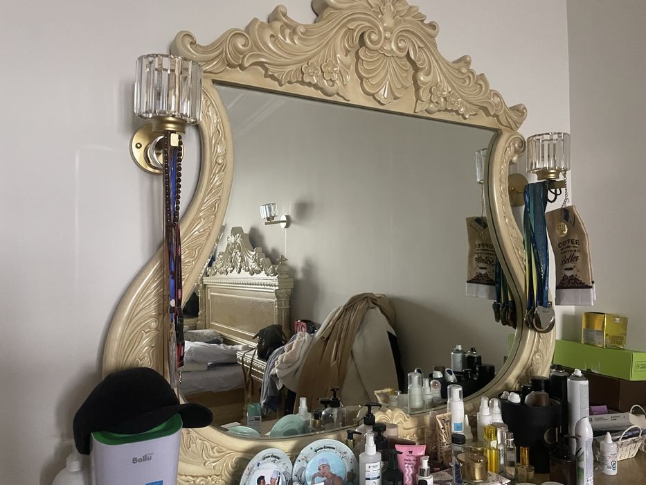 Стулья, стол и зеркало