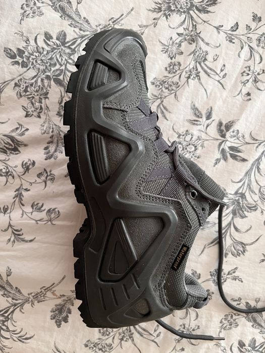 Продам тактические кроссовки.