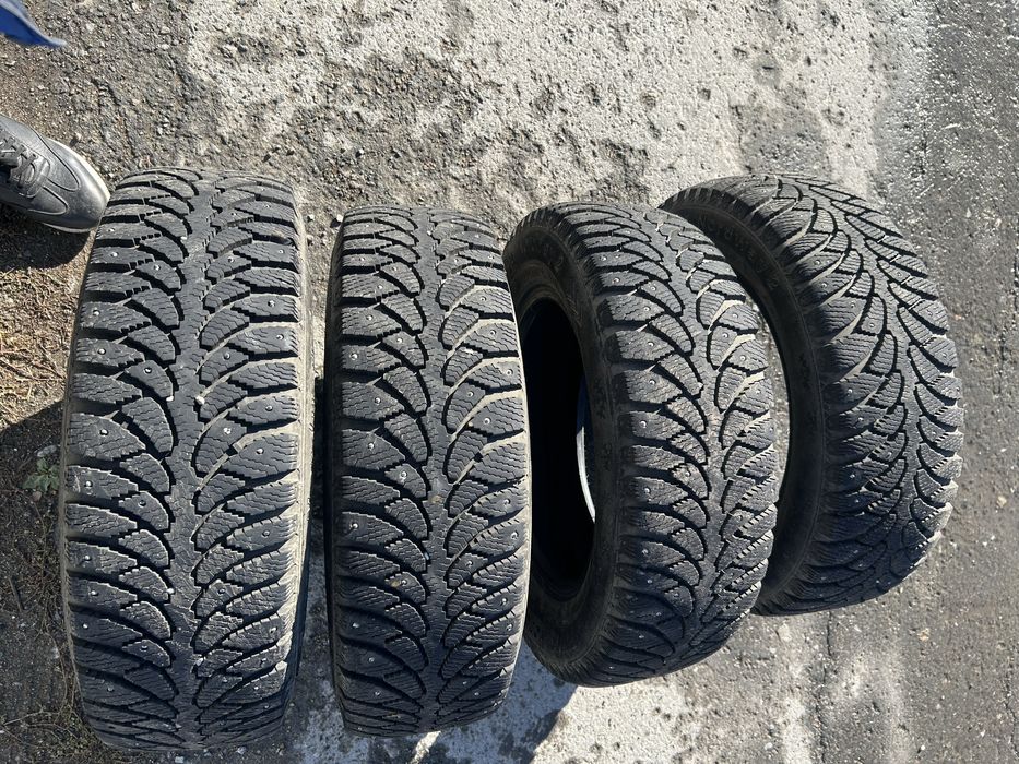 Продам шины зимние с шипами 195/65 R15