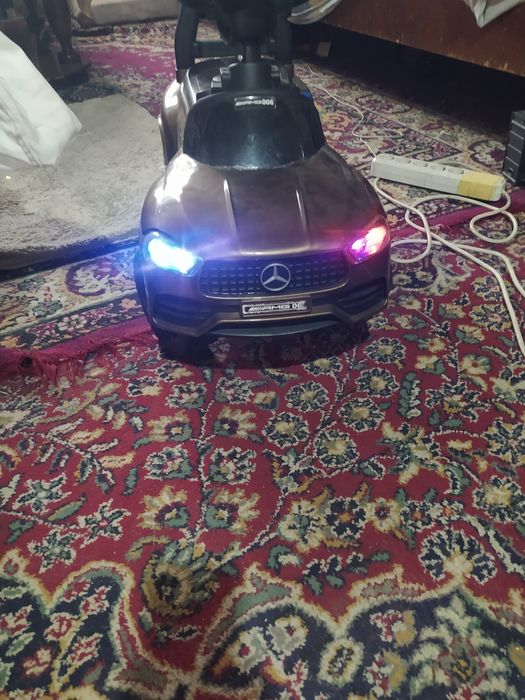 Машина для ребенка почти новая