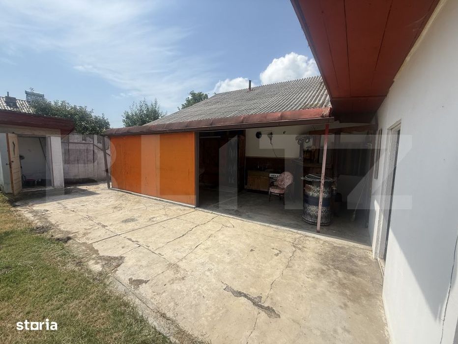 Casa spatioasa, 294 mp, 1.692 mp teren, garaj, terasa si gradina – V