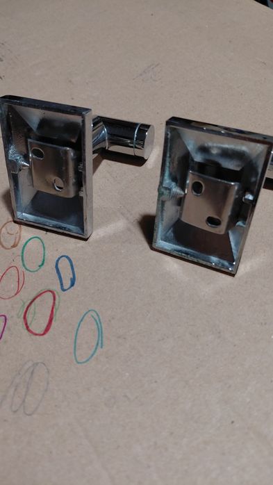 Закачалки  за  баня, много запазени.