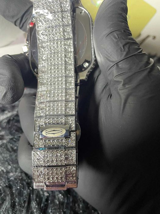 cartier iced out часовник