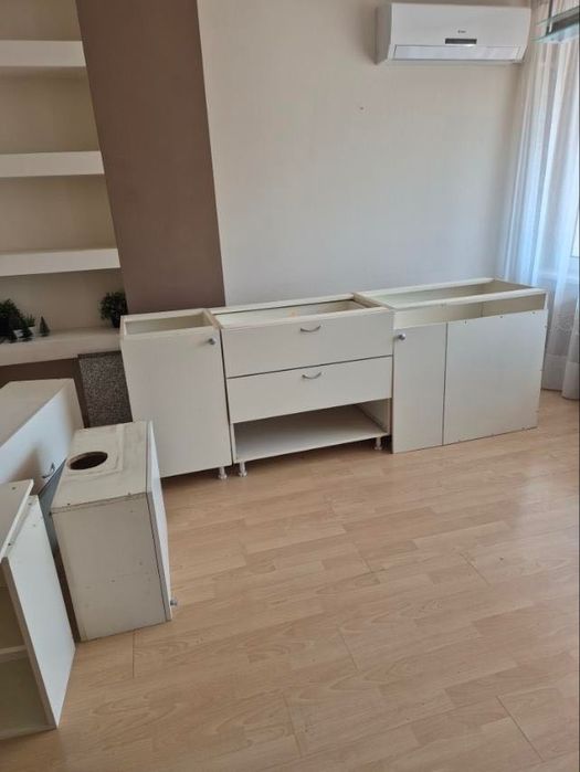 Кухненско обзавеждане с включена печка, котлони, абсорбатор и мивка
