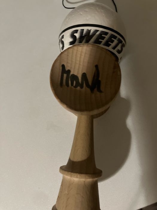 Kendama este 85% nouă si este semnată de Marcus Sava si cu tot cu cuti