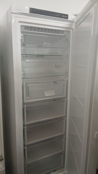 Продам вертикальный морозильник