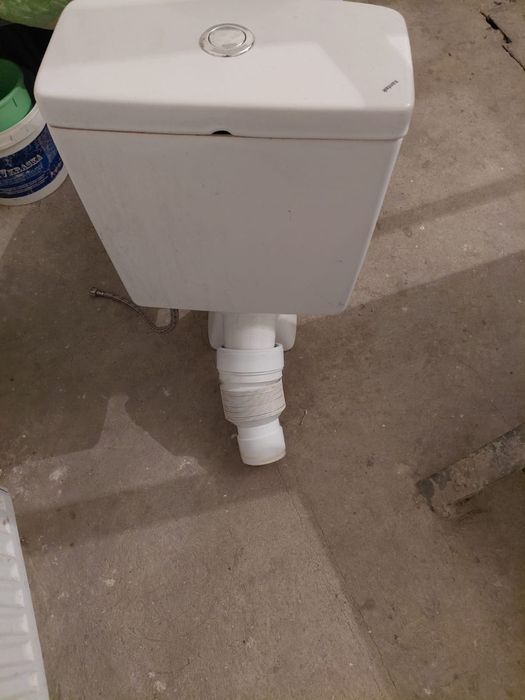 Продается унитаз с бачком.