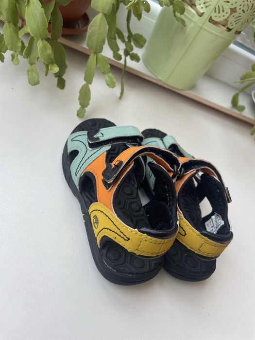 Продавам детски сандали