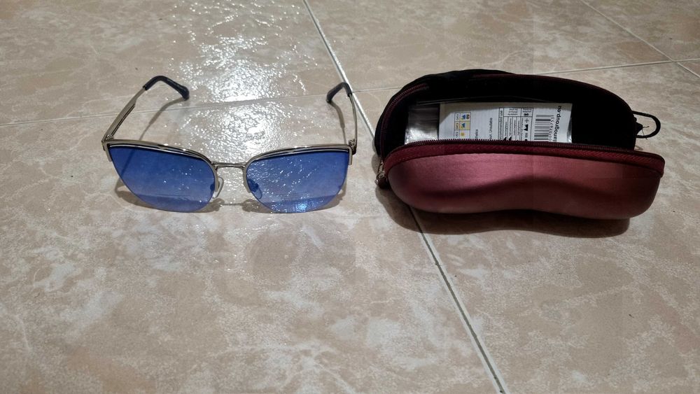 Слънчеви очила в морско синьо