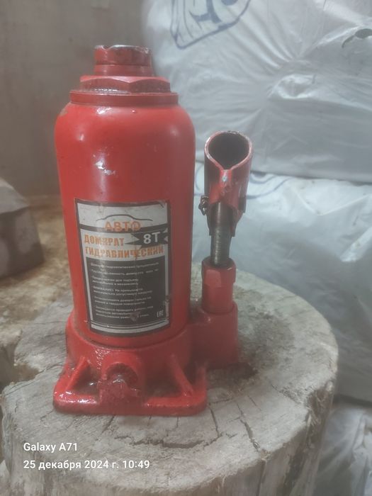 Продам домкрат 8 т