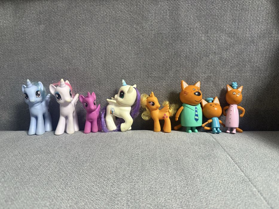 Красивенькие единороги и семейка из мультфильма “Три кота”