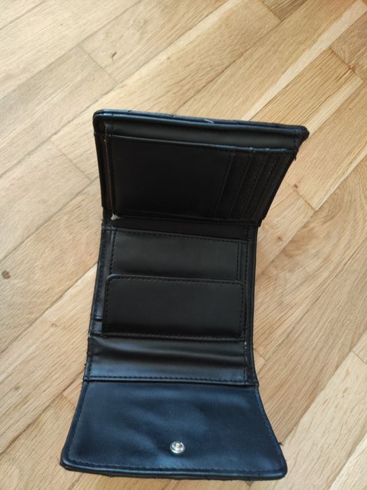 Черно портмоне Guess. Има забележки, снимани са. Затова е на тази цена