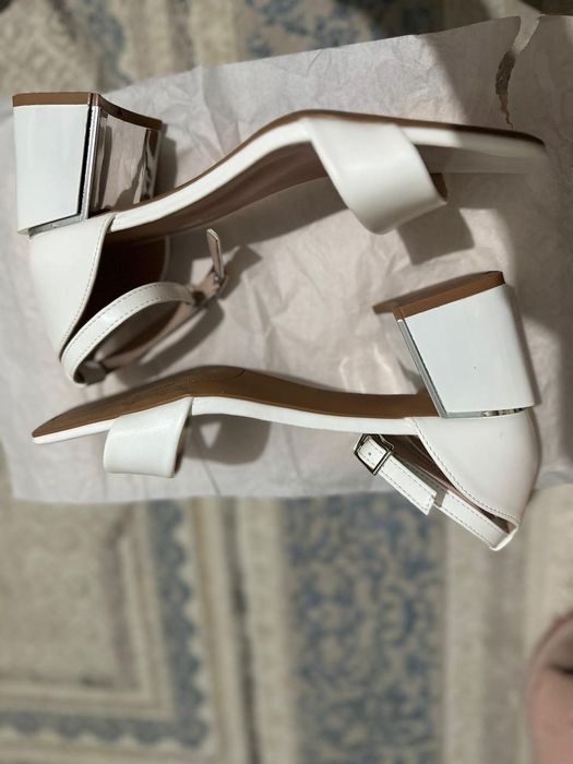 Аяк киімдер сатылады