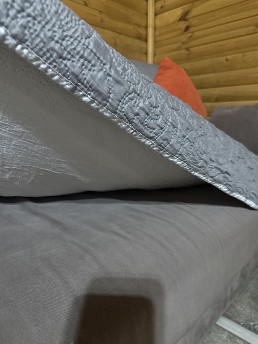 Диван графитового цвета.