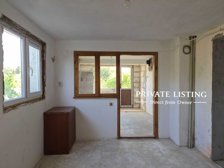 Триетажна тухлена къща с РЗП 257 кв.м, 5 спални, двор 1187 кв.м и централно отопление – с. Сенокос