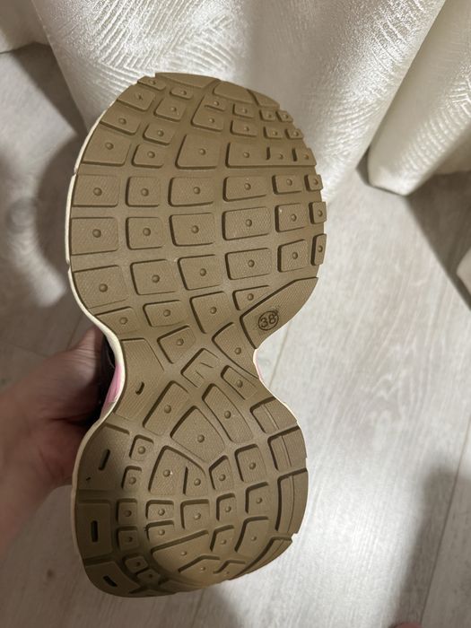 Продам модные кроссовки