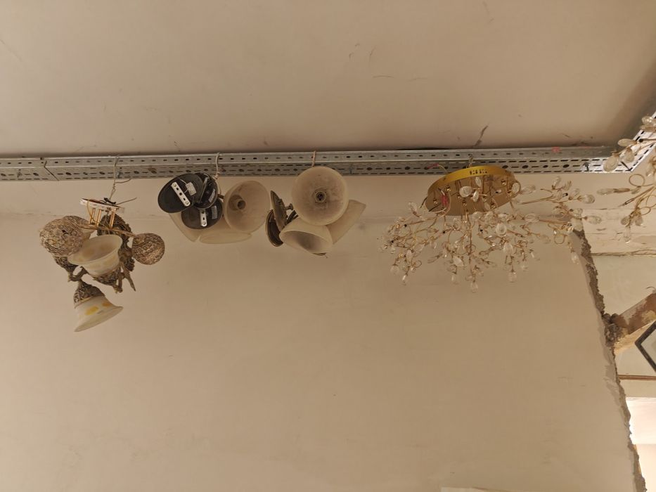 Люстры и светильники б/у