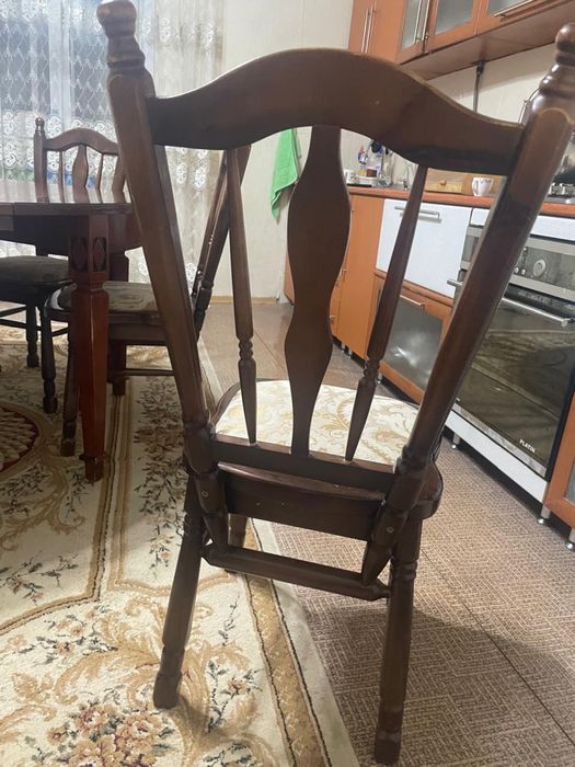 Кухонный стол со стульями