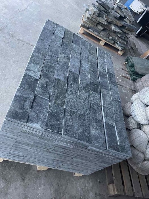 Син естествен камък