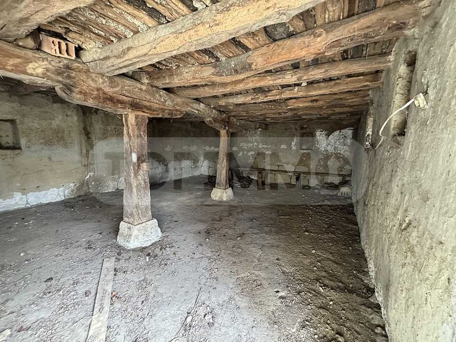 Къща с каменна основа в село Балкански