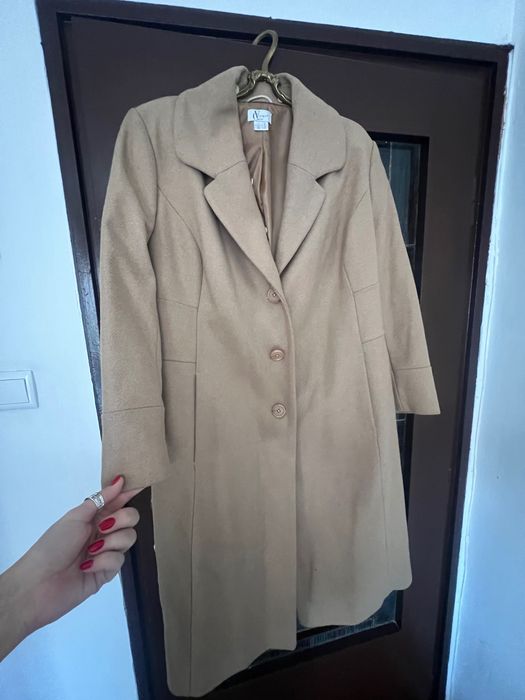 Вълнено дамско палто с пухкава яка