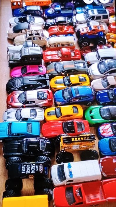 Lot masinute metalice jucarii copii peste 300 buc Burago Maisto etc