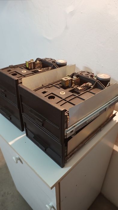 Продавам 8 inch floppy disk drive / 8 инчови флопи дискови устройства