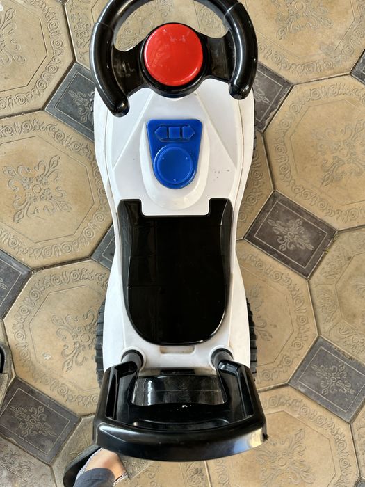 Машинка-толокар детская