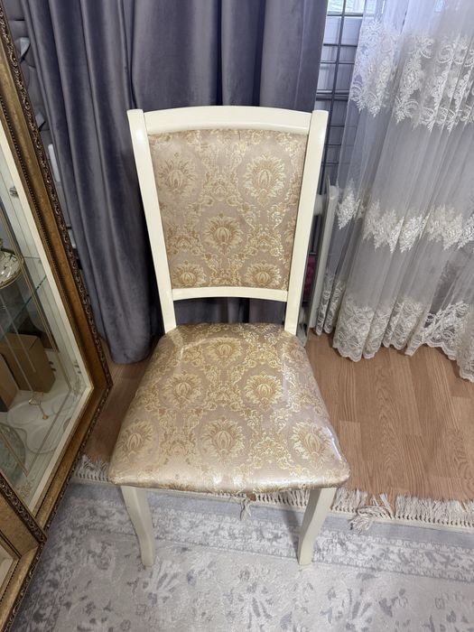 Стол и стуля в хорошем состояние