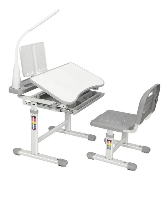 Школьная парта в хорошем состоянии.