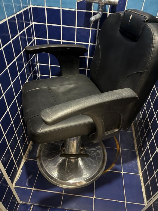 Продам парикмахерское кресло