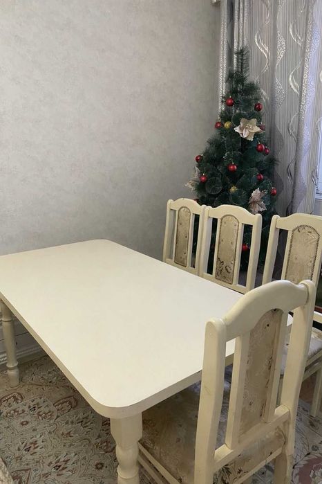 Стол для гостиной и кухни