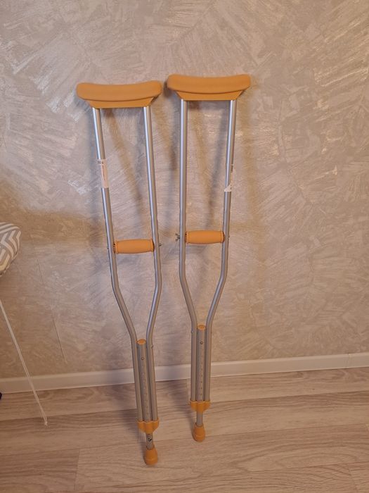 Продам костыли новые