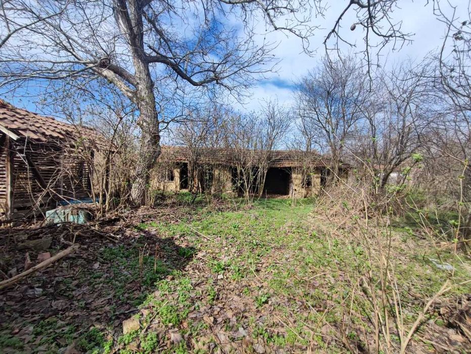 Къща с двор в с. Морава, общ. Свищов