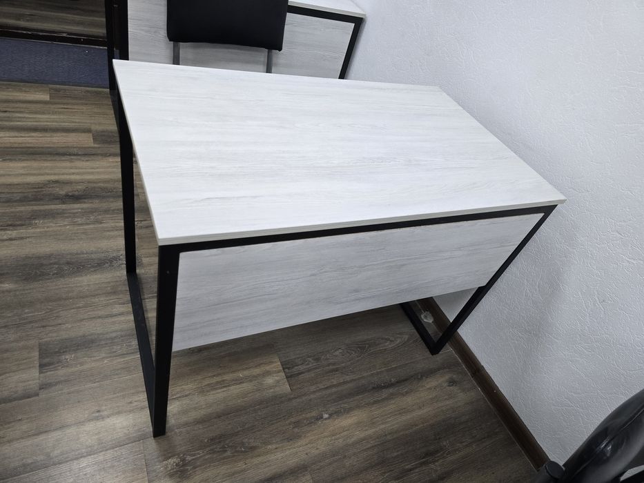 Продаются офисные и учебные стола и кресла