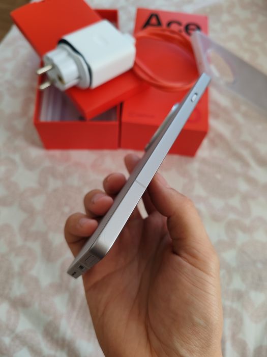 Продам Oneplus Ace 5 | 13R 12/256 Серебристый
