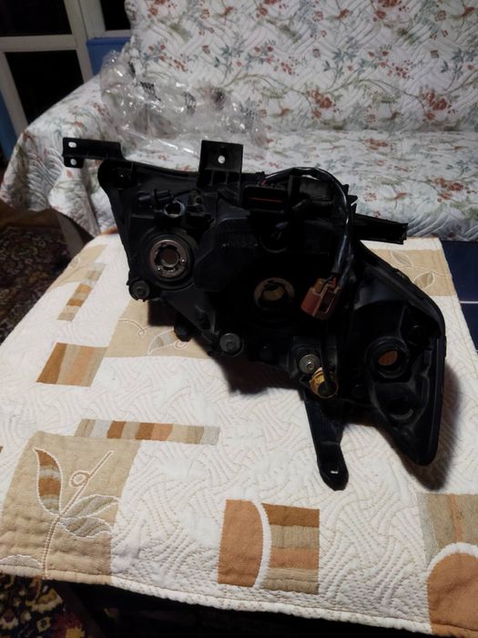 Продавам фарове за Митсубиши Аутлендър