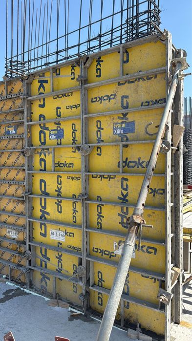 Panouri dok metalice uzate dar in stare buna de cofrare