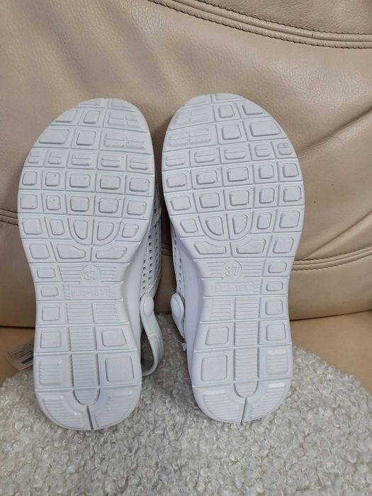 Нови бели джапанки