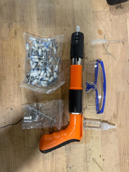 Професионален пистолет за забиване на пирони