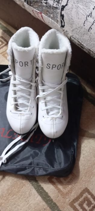 Продам фигурные коньки 38 размер