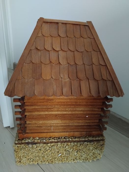 Casuta de lemn lucrata manual stare foarte buna