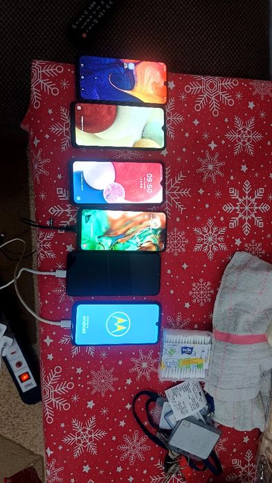 Vând telefon Samsung A13,A50,A12,A20,Motorola G8