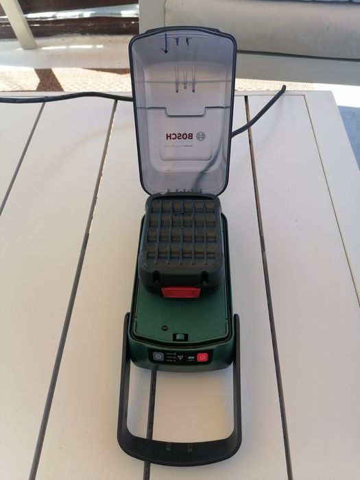 Vând pompa de apă submersibila cu acumulator  Bosch Garden Pump, 18V-2000 l/h