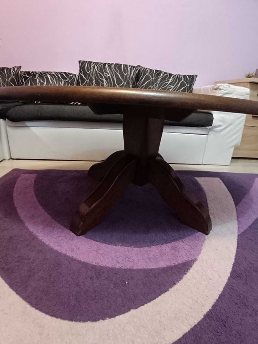 Холна маса от масивно дърво